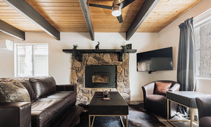 Meadowbrook Estates Cabin | Alpine Escape 2BR/2Bath Cabin in Big Bear + Jacuzzi