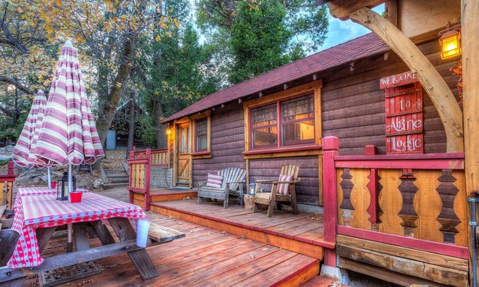 Twin Peaks Cabin | Alpine Lodge - Lodge | Seven Beds+ | Two Bathrooms | Sleeps Ten