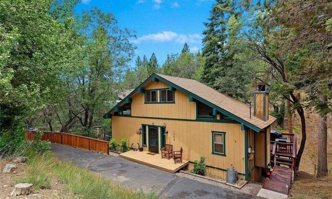 Upper Moonridge House | Alpine Retreat Cali Bear a family and pet friendly forest escape! EV charger!
