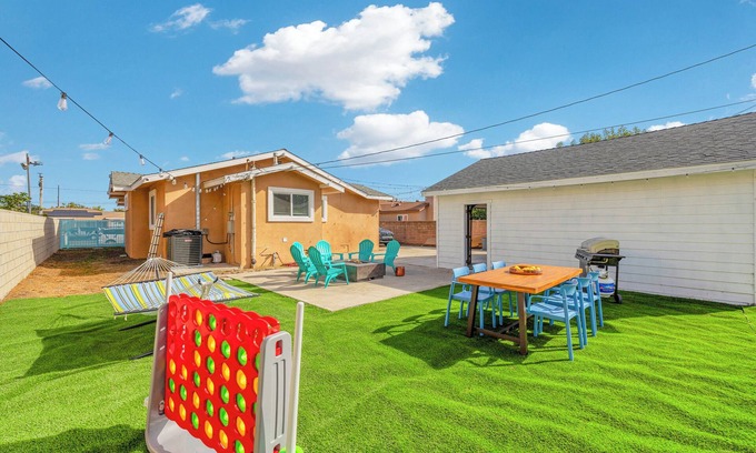 Midway City House | Amazing 4-bedroom house in peaceful Midway City w/fire pit lounge, backyard