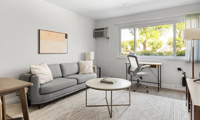 Tarzana Apartment | Amazing Encino 1BR near WF & TJ, 5 mins to Galleria, by Blueground