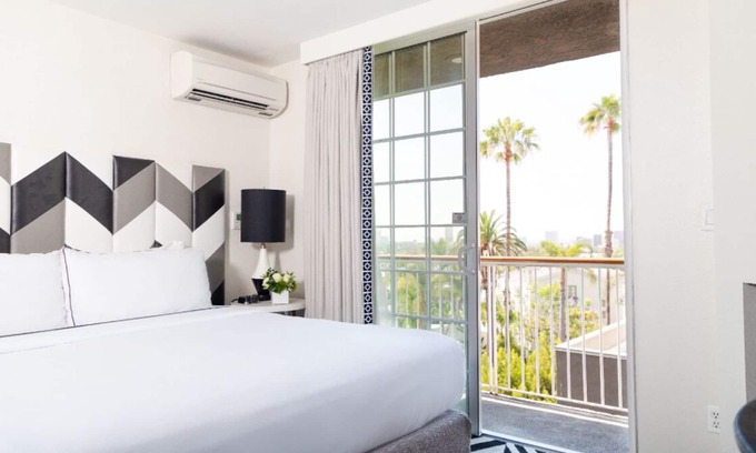 Norma Triangle House | Appreciate the Beauty of Hollywood at an Exemplary Suite! 4 Units, Rooftop Pool!