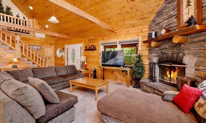 Fox Farm Cabin | Arktos Jewel Log Cabin w/Hot Tub + Pool Table