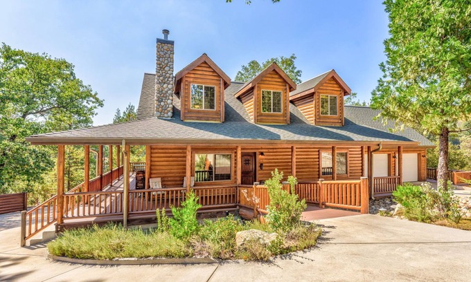 Bass Lake House | Bass Lake Log Home - Dog Friendly!