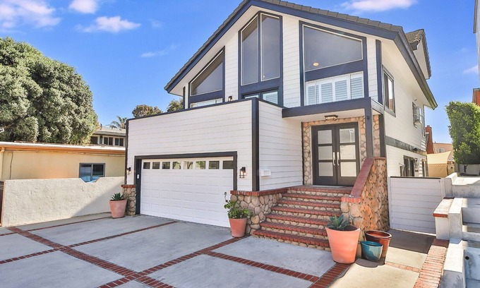 Pierpont Bay House | Beach Just Steps Away, Ocean Views, Spa, & Dog Friendly! Pierpont Ventura