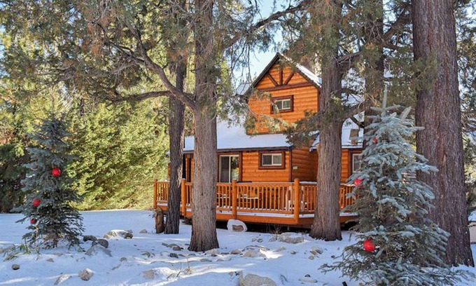Moonridge House | Bear Hug Hideaway- Enjoy the hot and a game room complete with foosball, bumper pool & darts!