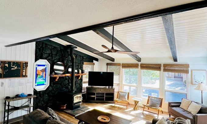 Fox Farm House | Bear Necessities. New. Modern. Spa. Perfect. Pet Friendly. Stay 3 nights pay 2.