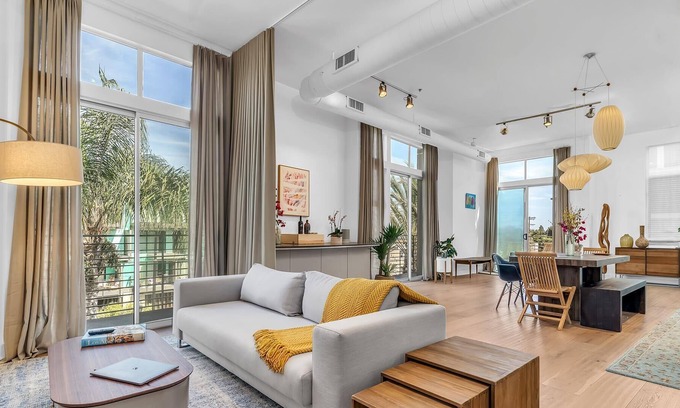 Culver - West Condo | Beautiful 1BDRM Loft with Balcony, steps to Beach