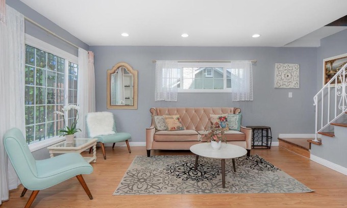 Larchmont House | Beautiful 2-story House Near Hollywood!