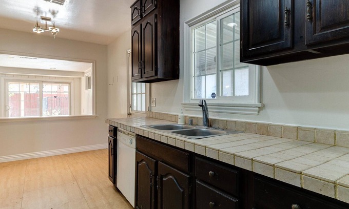 Lake Balboa House | Beautiful 3-bedroom house in Van Nuys