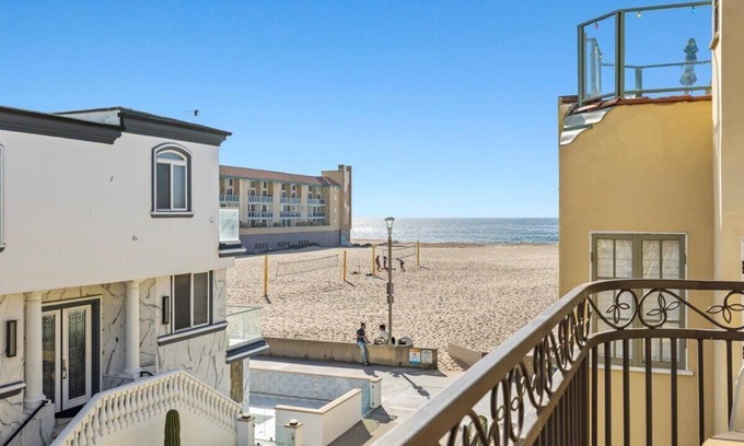 South Redondo House | Beautiful Beachside Strand Home with Roof Deck-Casa Nuevo!