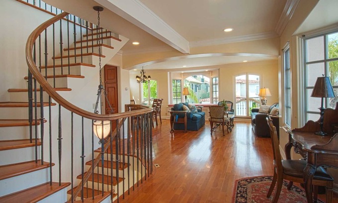 Balboa Peninsula Condo | Beautiful, bright and charming 3-story townhouse on an amazing street in Newport!