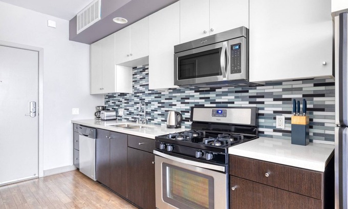 Little Tokyo Apartment | Beautiful Downtown 1BR w/ Gym & Pool, near Staples Center, by Blueground