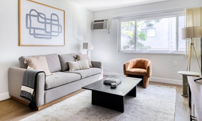 Tarzana Apartment | Beautiful Encino 1BR near WF & TJ, 5 mins to Galleria, by Blueground