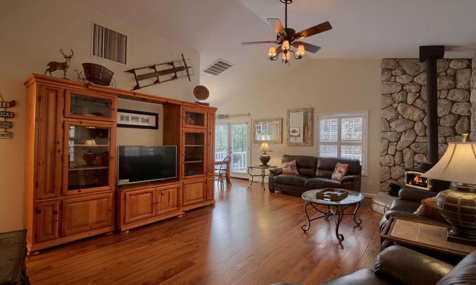 Bass Lake House | Beautiful Family Cabin - Short drive to Bass Lake Beaches - 2100 sq ft
