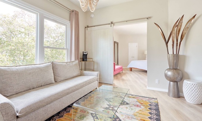Beverly Hills Apartment | Beverly Terrace powered by Sonder | King Suite