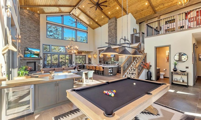 Upper Moonridge Cabin | Big Sky: Luxury Big Bear Lodge! Hot Tub! Pool Table! Fire Pit! 2 Primary Suites! Dog Friendly! A/C! Forest Walks! Arcade! EV Charger!