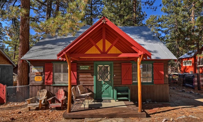 Fawnskin Cabin | Blue Jay Cottage by Destination Big Bear : Fawnskin! Separate Guest Quarters! Vintage Features! Fireplace! Laundry!