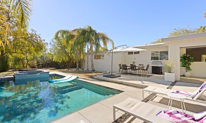 Little Tuscany House | Book for Fall! Boho Styled Mid-Century Home! Private Pool! Mountain Views!