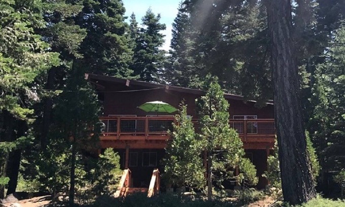 Chamberlands House | Book thirty-day ski leases today! Driveway snow plow included! Dog ok!