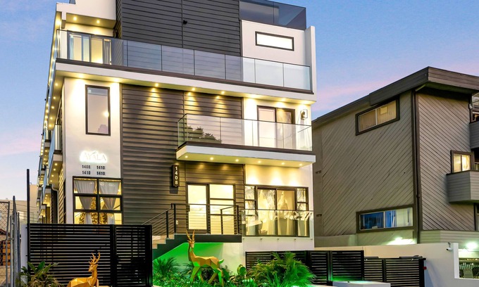 Hollywood House | Brand New HUGE 3 Bed 4 Bath West Hollywood Adjacent Town House With A Roof Deck
