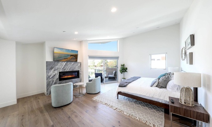 Corona del Mar House | Brand New Luxury Home with parking, elevator, AC - 7 min from the beach!