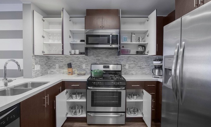 Wilshire Center Apartment | Bright 1BR Koreatown, Gym & Pool, walk to Wilshire by Blueground