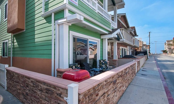 Newport Beach Condo | Bright and Cheery and Green.a beautiful lower unit with lots of personality!