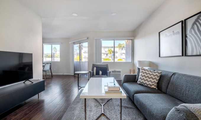Beverly Grove Apartment | Bright Beverly Hills 1BR near Shops on Rodeo Drive, by Blueground