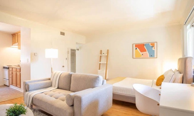 Los Angeles Apartment | Bright, comfortable Studio with fast WiFi