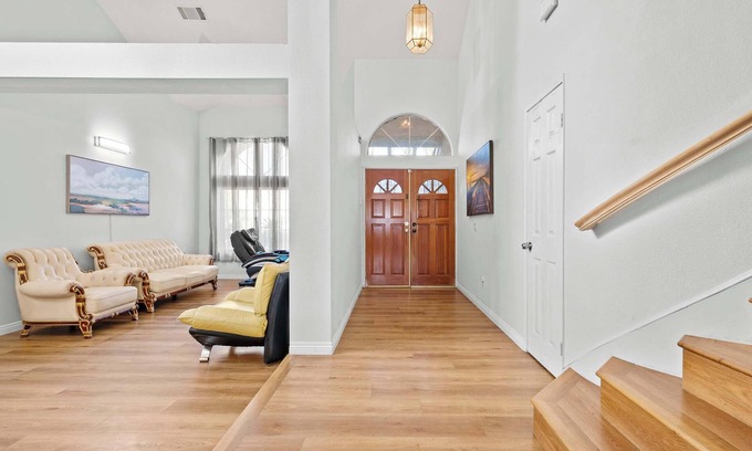 Valinda House | Bright Cozy Home w Full Kitchen, Garage Backyard