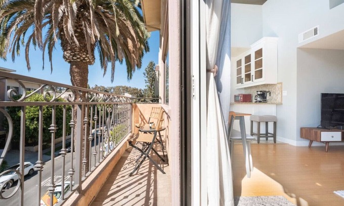 Sawtelle Condo | Bright Modern Loft-Style in Brentwood Parking, Gym
