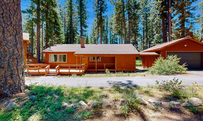 Pineland Cabin | Cabin ∙ 3 bedrooms ∙ 6 guests