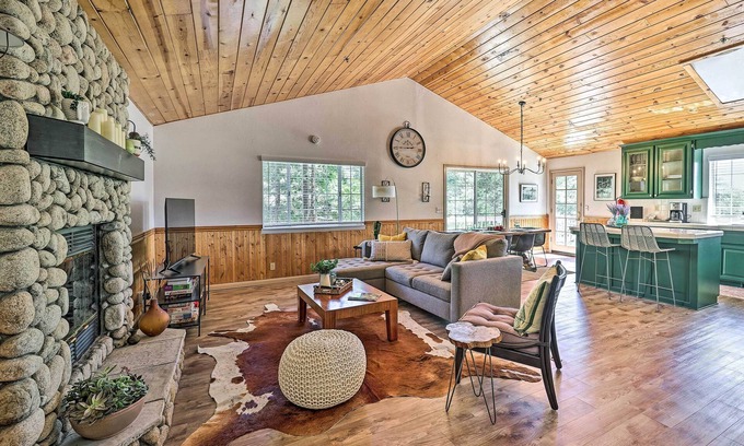 Twin Peaks Cabin | Calming Twin Peaks Family Retreat w/Views!