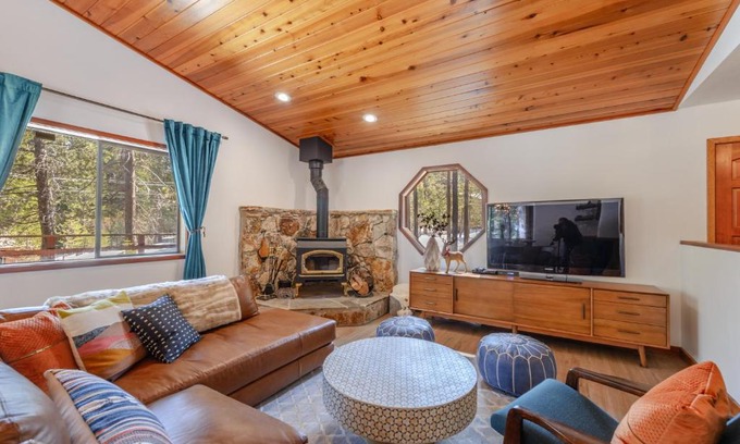 Truckee House | Camp Telemark by Tahoe Getaways - Pet-Friendly 3 BR in Tahoe Donner with Hot Tub & Wood Fireplace