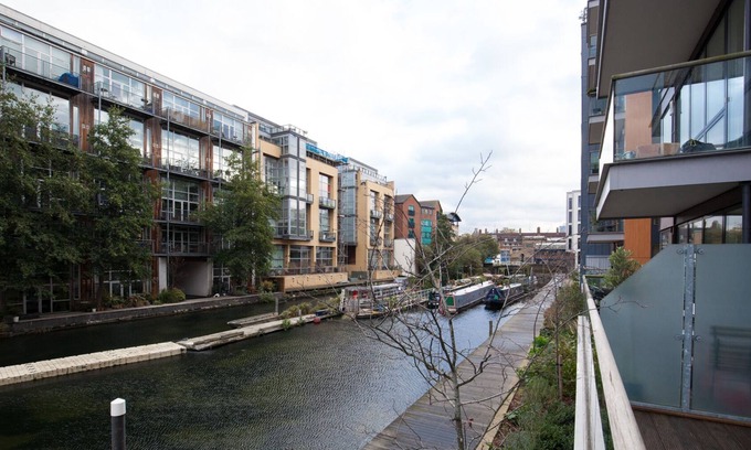 De Beauvoir Apartment | Canal Side Living | Large balcony overlooking canal | Quiet central location