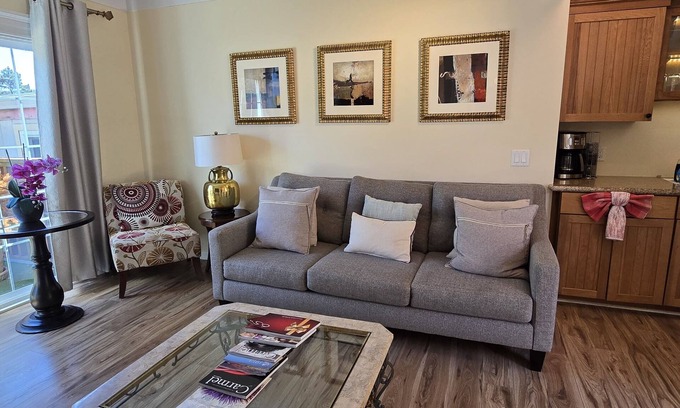 Hatton Fields Cottage | Carmel-by-the-Sea Escape
