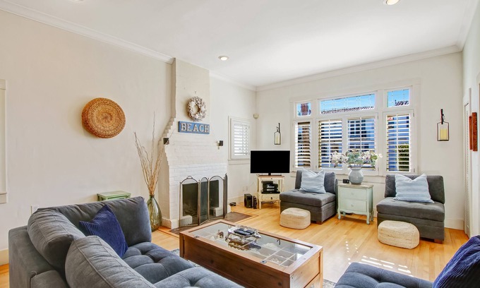 West Beach House | "Casa Azzurra" Dog Friendly! Heart of West Beach - walk to everything, patios and A/C!