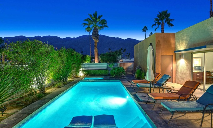 Warm Sands House | Casa Primrose - Central Location, Spectacular Mountain Views, Close to Downtown