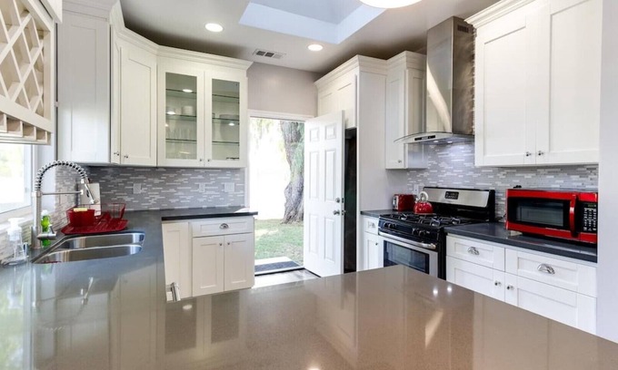 Lake Balboa House | Charmer near all LA Attractions