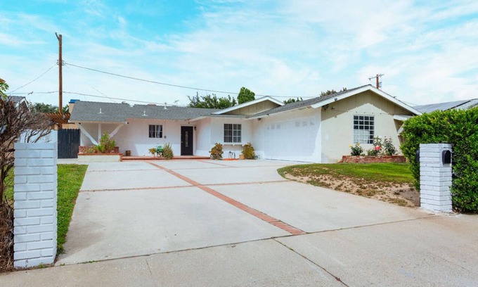 Canoga Park House | Charming 3-bedroom house in Peaceful West Hills, Los Angeles