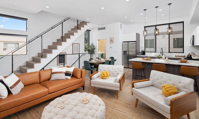 Hollywood House | Charming 3 bedrooms and 3.5 baths home with private car garage in the heart of Hollywood