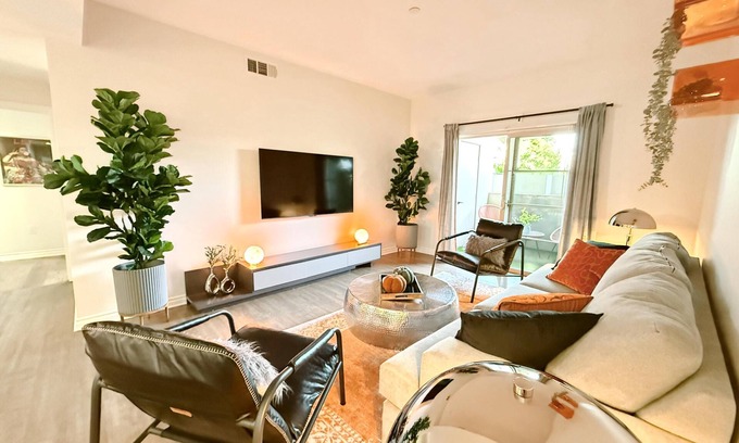 Encino Hotel | Charming 3BR with WiFi, AC and Parking in Marvelous Los Angeles