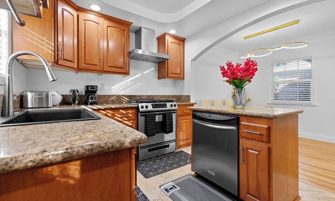 Southwest Anaheim House | Charming Anaheim Getaway – Close to Disney & More!