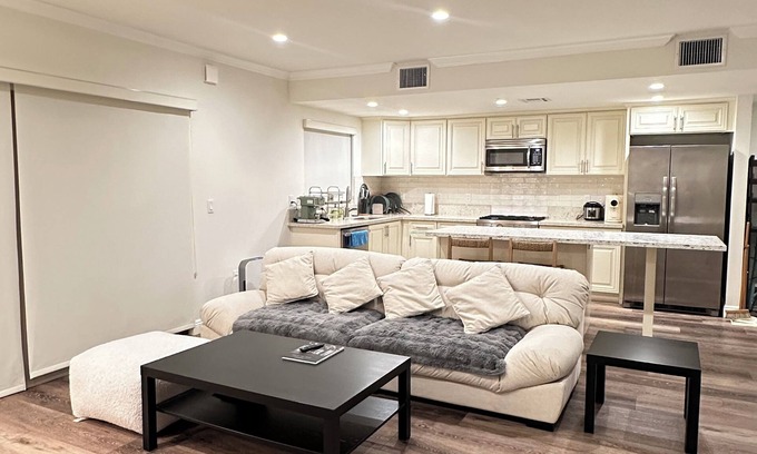 Lamanda Park Apartment | Charming apartment in beautiful Pasadena