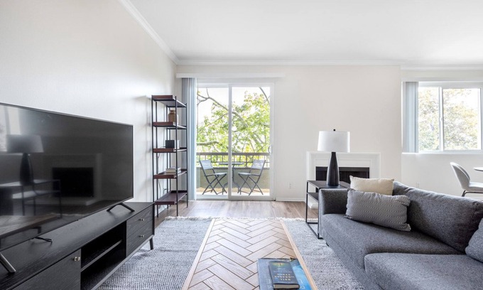 Beverly Grove Apartment | Charming Beverly Hills 1BR and Pool, near Rodeo Drive, by Blueground