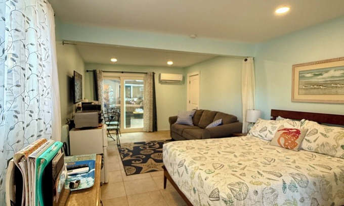 Santa Ana Heights Apartment | Charming bungalow in Npt Bch , Dog Friendly, walk to eateries AIR CONDITIONER