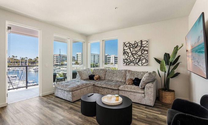 Marina Peninsula Apartment | Charming Retreat on the Westside MDR/Venice/SM - 2bd/2ba