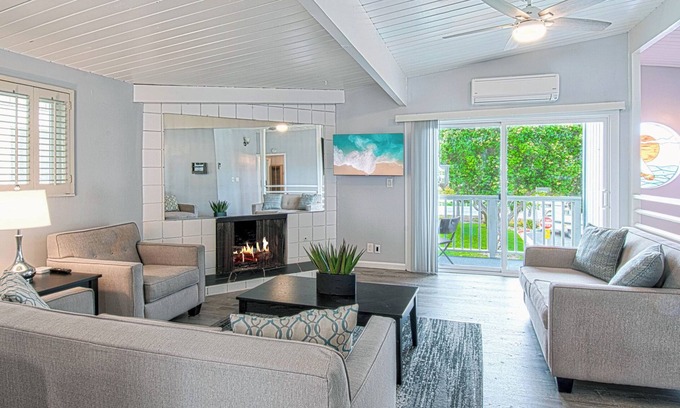 Newport Shores House | Charming single family home located just one house off the beach.