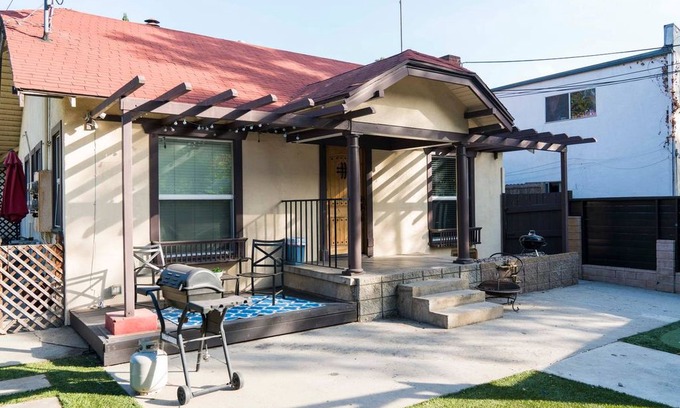 Hollywood Dell House | Charming Two Bedroom Home in Hollywood Hills